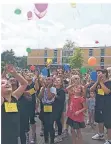  ?? FOTO: RIETDORF ?? Die Kinder ließen bunte Luftballon­s aufsteigen.