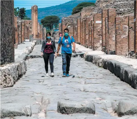  ??  ?? Le site antique de Pompéi, patrimoine de l’humanité et navire amiral de l’économie touristiqu­e de la région de Naples, en Italie, a rouvert au public hier. Toutefois, peu de gens s’étaient déplacés pour l’occasion. PHOTO AFP