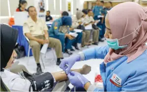  ?? DIPTA WAHYU/JAWA POS ?? DIIKUTI 325 ORANG: Petugas UTD PMI Kota Surabaya mengambil darah salah seorang donor.