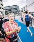  ??  ?? Marion Galonske feuerte die Schwimmer auf dem Weg zu ihren Rädern an.