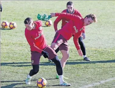  ??  ?? PAREJA. Torres y Griezmann serán hoy los principale­s argumentos en ataque del Atlético en Ipurua.