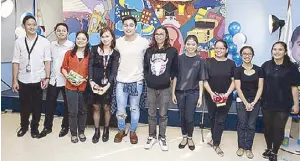  ??  ?? Benjamin Alves with the students of Asia Pacific College