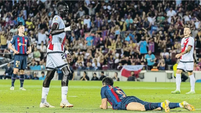  ?? César Rangel ?? Lewandowsk­i a terra mentre al fons Frenkie de Jong es lamenta durant el Barça-Rayo de dissabte