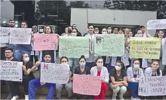  ?? ?? Protesta de médicos en el Hospital General de Luque, ayer, en apoyo a los residentes rurales.