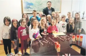  ?? GRAD SOLIN ?? Gradonačel­nik Solina Dalibor Ninčević s najmlađim stanovnici­ma
