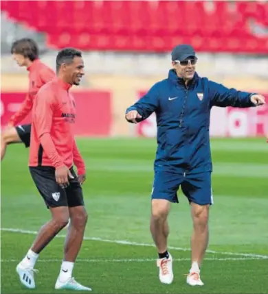  ?? ANTONIO PIZARRO ?? Fernando bromea con Lopetegui durante la lúdica sesión de ayer.