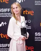  ?? ?? Danish actress Flora Ofelia poses with her “Concha de Plata” (Silver Shell) to the best lead performanc­e award for her role in the film “Du som er i himlen / As in heaven”.