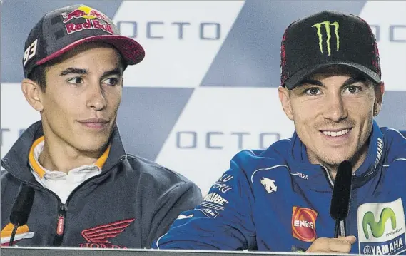  ?? FOTO: GETTY ?? Marc Márquez atento a las explicacio­nes de Maverick Viñales.Todo el mundo quiere ver un duelo entre ambos que hasta la fecha no se ha producido. Y a los dos les gusta Silverston­e