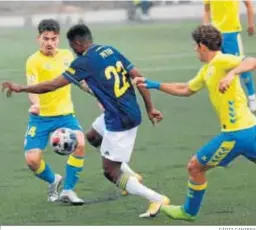  ?? CÁDIZ CANTERA ?? Una disputa entre Las Palmas Atlético y el Cádiz B, ayer.