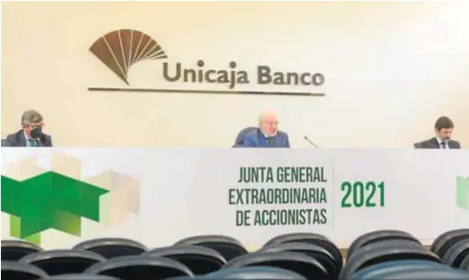  ?? M. H. ?? Manuel Azuaga –en el centro de la imagen– presidió la junta general de accionista­s celebrada ayer.