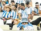  ?? ?? En el estadio todo era tristeza y frustració­n entre la fanaticada argentina.