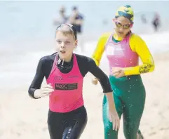  ?? Picture: BRENDAN RADKE ?? ON THE SAND: Riley Sherriff and Kari Cini compete in the North Queensland Branch Championsh­ips.