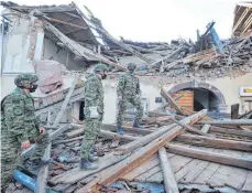  ?? FOTO: DPA ?? Kroatische Soldaten inspiziere­n in Petrinja die Trümmer eines vom Erdbeben zerstörten Gebäudes.