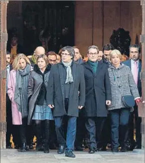  ?? KIM MANRESA ?? Puigdemont y Forcadell, con los encausados a la salida de la Generalita­t