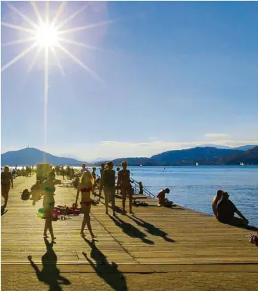  ?? ELISABETH PEUTZ (2) ?? Die Sonne ist der Star der Saison – im Strandbad Klagenfurt wird noch gebadet, mit Glück länger als geplant