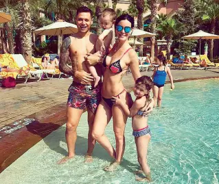  ??  ?? Al mare Mauro Zarate e la famiglia si godono il sole di Dubai