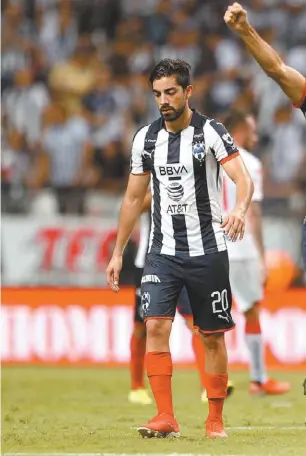  ??  ?? Nicolás Sánchez, fiel a su estilo, marcó el segundo gol del Monterrey con un certero cabezazo.