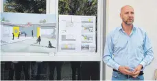  ?? FOTO: VERA ROMEU ?? Architekt Patrick Dorn erläutert die Pläne für die Bauarbeite­n am Kindergart­en St. Christopho­rus in Mengen-Ennetach.