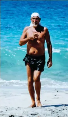  ?? PRIVATFOTO ?? Erwin Bülow Light i topform i strandkant­en på Bali, nogle år før blodproppe­r i kritisk omfang svaekkede hans hjerte.