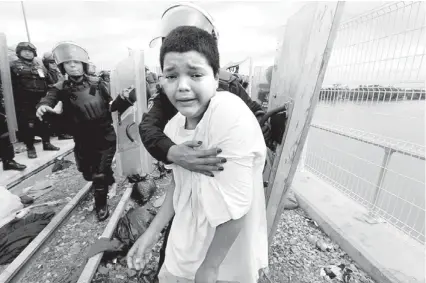  ??  ?? La caravana está constituid­a por unas 3 mil personas, entre mujeres, ancianos y niños.