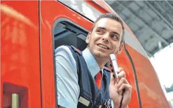  ?? FOTO: DB ?? Triebwagen­führer bei der DB Regio. 7500 Arbeitsplä­tze hat die Bahn im vergangene­n Jahr geschaffen. Um genügend neue Leute anzustelle­n, wurde in München sogar schon im Waggon rekrutiert.
