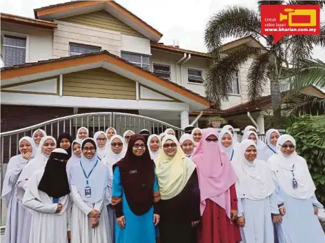  ?? [ FOTO ROSELA ISMAIL/BH ] ?? Nur Husna (tengah) bersama tenaga pengajar dan pelajar di Madarasah Hafizah Tamam di Taman Kajang Impian, Bandar Baru Bangi.