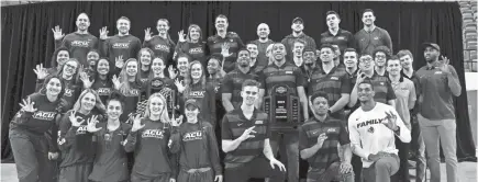  ?? RONALD W. ERDRICH/REPORTER-NEWS ?? The men and women’s Abilene Christian University basketball teams pose for a group photo Monday after chapel in Moody Coliseum. Both teams were honored for earning bids to play in the NCAA tournament­s.