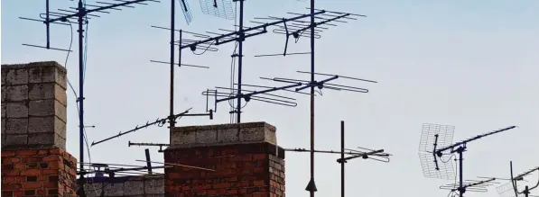  ?? Foto: Jens Wolf, dpa tmn ?? Wer sein TV Signal über Antenne empfängt, muss sich demnächst auf die ein oder andere Veränderun­g einstellen.