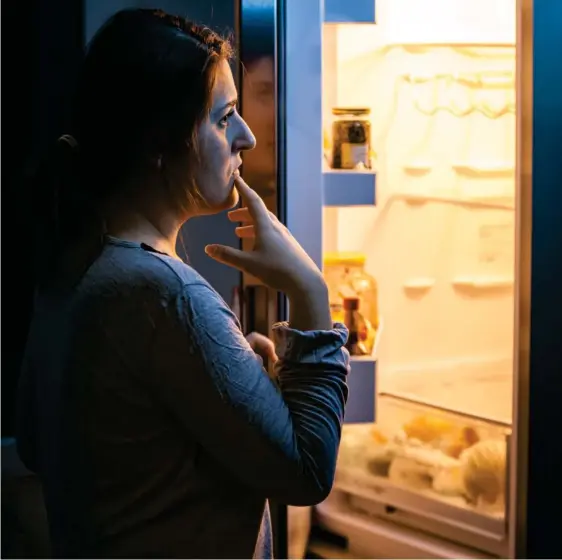  ?? FOTO: COLOURBOX ?? Det kan gøre rigtig ondt at forholde sig til sine følelser, og mange ender med at søge flugt i køleskabet, hvor de kan spise sig til dulmen af de væmmelige følelser.