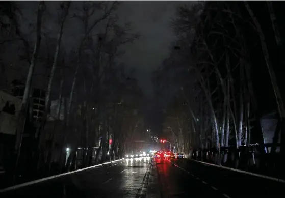  ?? FOTO: EBRAHIM NOROOZI/TT-AP ?? Bilar på en nedsläckt gata i iranska Teheran under ett strömavbro­tt den 20 januari.