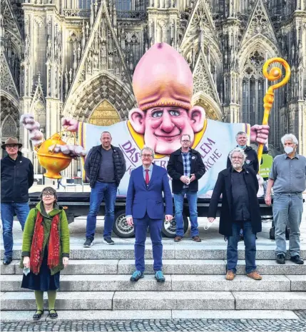  ??  ?? Nie wieder still sein: Protest gegen Vertuscher in Köln im Februar mit einem Karnevalsw­agen des Künstlers Jacques Tilly