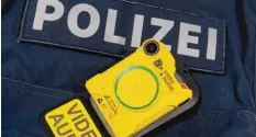  ?? Symbolfoto: Peter Kneffel, dpa ?? Seit drei Monaten können Beamte der Dillinger Polizei eine „Bodycam“nutzen. Bisher kam die Kamera vier Mal zum Einsatz.