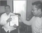  ?? AD PRASETYO/JAWA POS ?? BERI PENJELASAN: Pengacara M. Sholeh (kanan) menemui Wakil Ketua DPRD Surabaya Masduki Toha di ruang kerjanya.