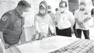  ??  ?? DENGAR: Fatimah (tengah) mendengar taklimat daripada pegawai Angkatan Pertahanan Awam Malaysia (APM) semasa mengadakan lawatan ke Bilik Operasi PKPD Kampung Bintawa Ulu dan Bintawa Tengah semalam.