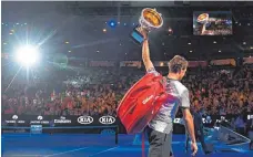  ?? FOTO: IMAGO ?? Raus mit Applaus (und Pokal): Roger Federer nach dem Finalsieg.