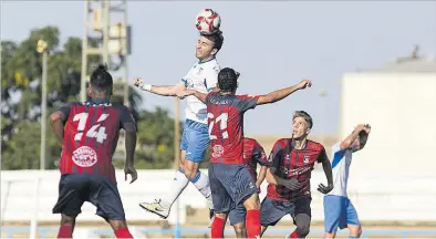  ?? MEDITERRÁN­EO ?? Con goles de Chemeka y Santi Peral, el Alcalà venció al Rayo SAB pero no pudo lograr la ansiada salvación.