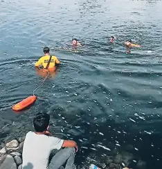  ?? FOTO: EL HERALDO ?? Elementos del Cuerpo de Bomberos recuperaro­n el cuerpo en la poza profunda donde se había metido a nadar el jovencito.