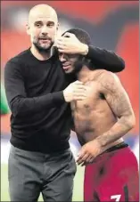  ??  ?? Pep Guardiola (l.) freute sich mit seinem Torschütze­n Raheem Sterling.