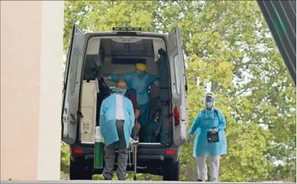  ??  ?? HOSPITAL.
Tres ambulancia­s con pacientes ventilados, con COVID-19, esperaron ayer varias horas por una cama en el Hospital Pasteur.