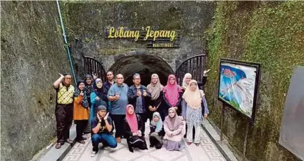  ??  ?? BERGAMBAR kenangan di Lubang Jepang iaitu terowong bawah tanah yang dibina pada zaman pendudukan Jepun di Indonesia.