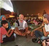  ??  ?? Ribuan penyokong Harimau Malaya sanggup tidur di pekarangan Stadium Nasional Bukit Jalil malam tadi semata-mata tidak mahu terlepas membeli tiket final Piala AFF yang mula dijual jam 10 pagi ini.