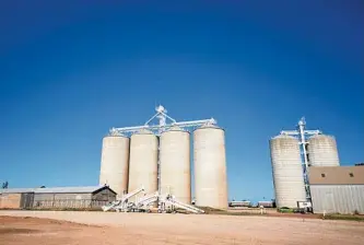  ?? PHOTO: CHANTEL RENAE PHOTOGRAPH­Y ?? BLANK CANVAS: GrainCorp’s silos in their original form.