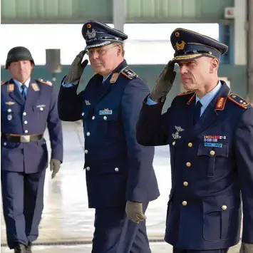  ?? Foto: Thorsten Jordan ?? Abschied vom Lufttransp­ortgeschwa­der 61 und Landsberg: Kommodore Oberst Daniel Draken (Mitte) und Generalmaj­or Günter Katz (rechts) stellten das Geschwader gestern außer Dienst. Links der künftige Kommandeur des Nachkomman­dos Oberstleut­nant Klaus...