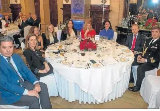  ?? ?? Joaquín Segovia, Manuel Ortigosa, Gonzalo Balbontín y Germán del Real.
Gonzalo Balbontín, Ana Ruiz, Yose Delgado, María Isabel Carrión, Patricia Fernández, Ana Ortiz, Marián López, Manuel León y David Méndez.