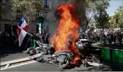  ?? (Photo AFP) ?? Vitrines cassées, scooters incendiés, barricades de fortune... La manifestat­ion a été infiltrée par des « black blocs », qui ont provoqué des heurts avec les forces de l’ordre.