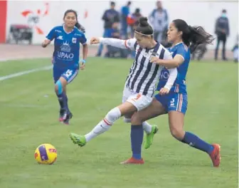  ?? LUIS PADILLA ?? Adriana Lúcar estuvo bien controlada, pero se dio maña para marcar un golazo desde el borde del área.