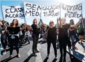  ??  ?? Enfermeiro­s têm feito várias concentraç­ões e hoje organizam manifestaç­ão