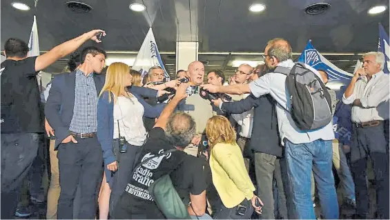  ??  ?? Anuncio. Rubén Fernández, titular de la Unión del Personal Superior (UPSA) ayer en Aeroparque, al anunciar la medida de fuerza.