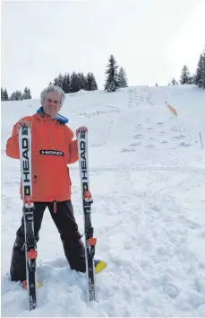  ?? FOTO: M. HÄUSSLER ?? Johann Krojer inspiziert die Buckelpist­e für den Europacup, der am kommenden Wochenende im Skigebiet Bödele stattfinde­t.