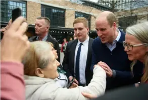  ?? AFP ?? William es quien continúa en la línea de sucesión al trono. Acá, durante una visita a un asilo de adultos mayores.